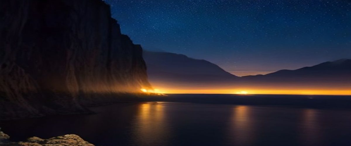 小片评测数据看板截图风插画，深紫夜空背景下展示画质清晰度对比图表与内容分类分析界面，粉紫霓虹色调科技感强烈